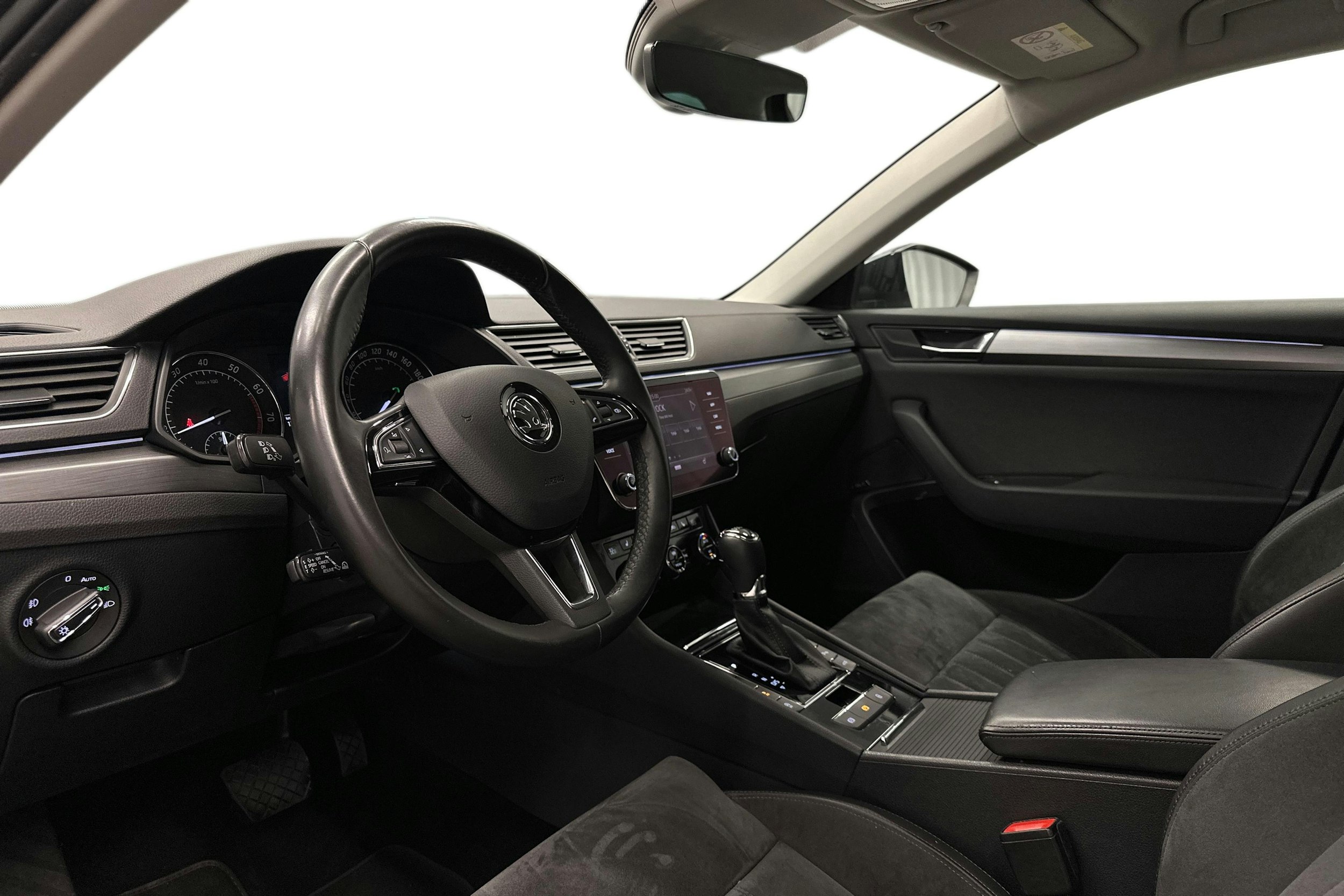 harmaa Skoda Superb 2018 kuva 7.