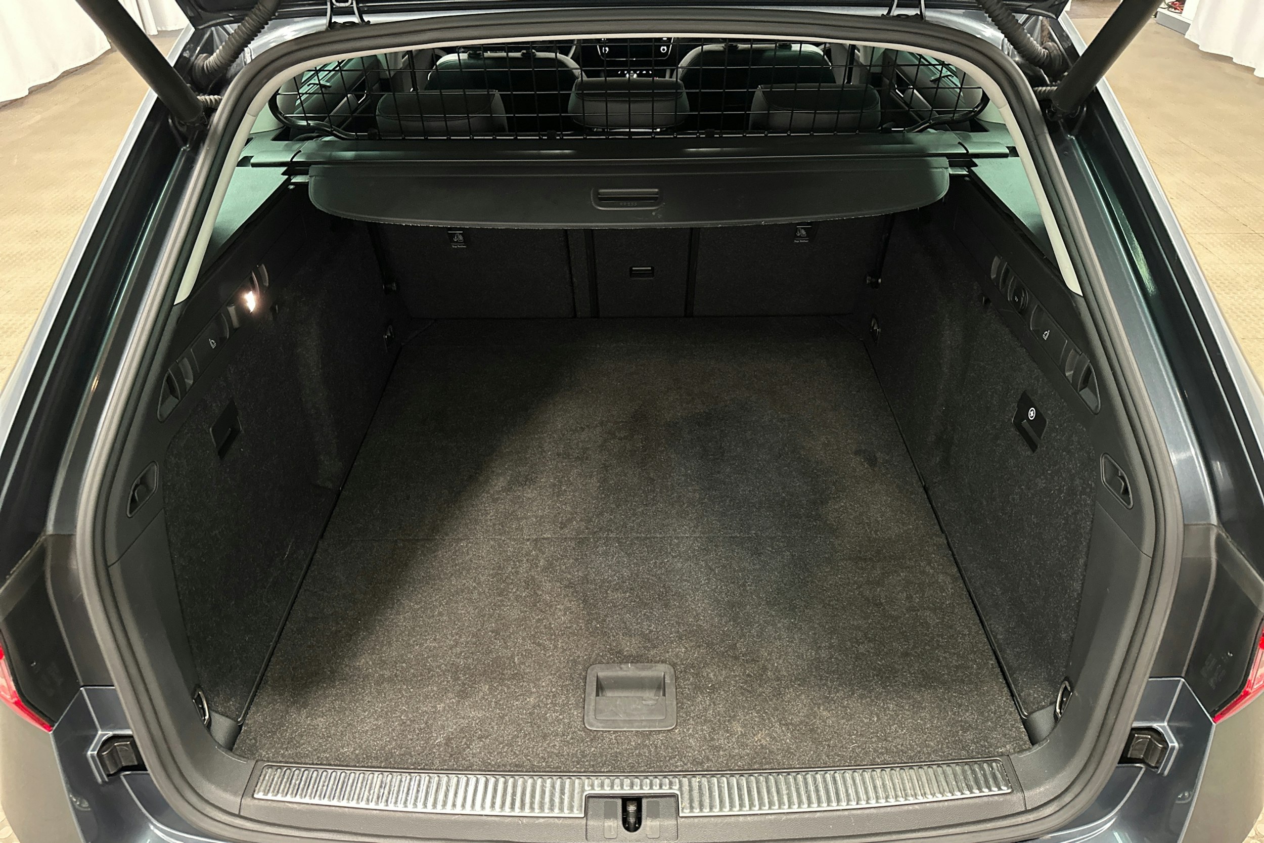 harmaa Skoda Superb 2018 kuva 14.