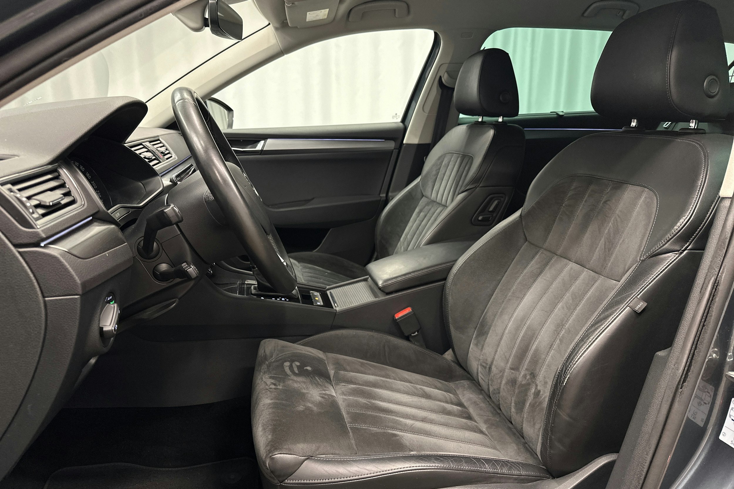 harmaa Skoda Superb 2018 kuva 18.