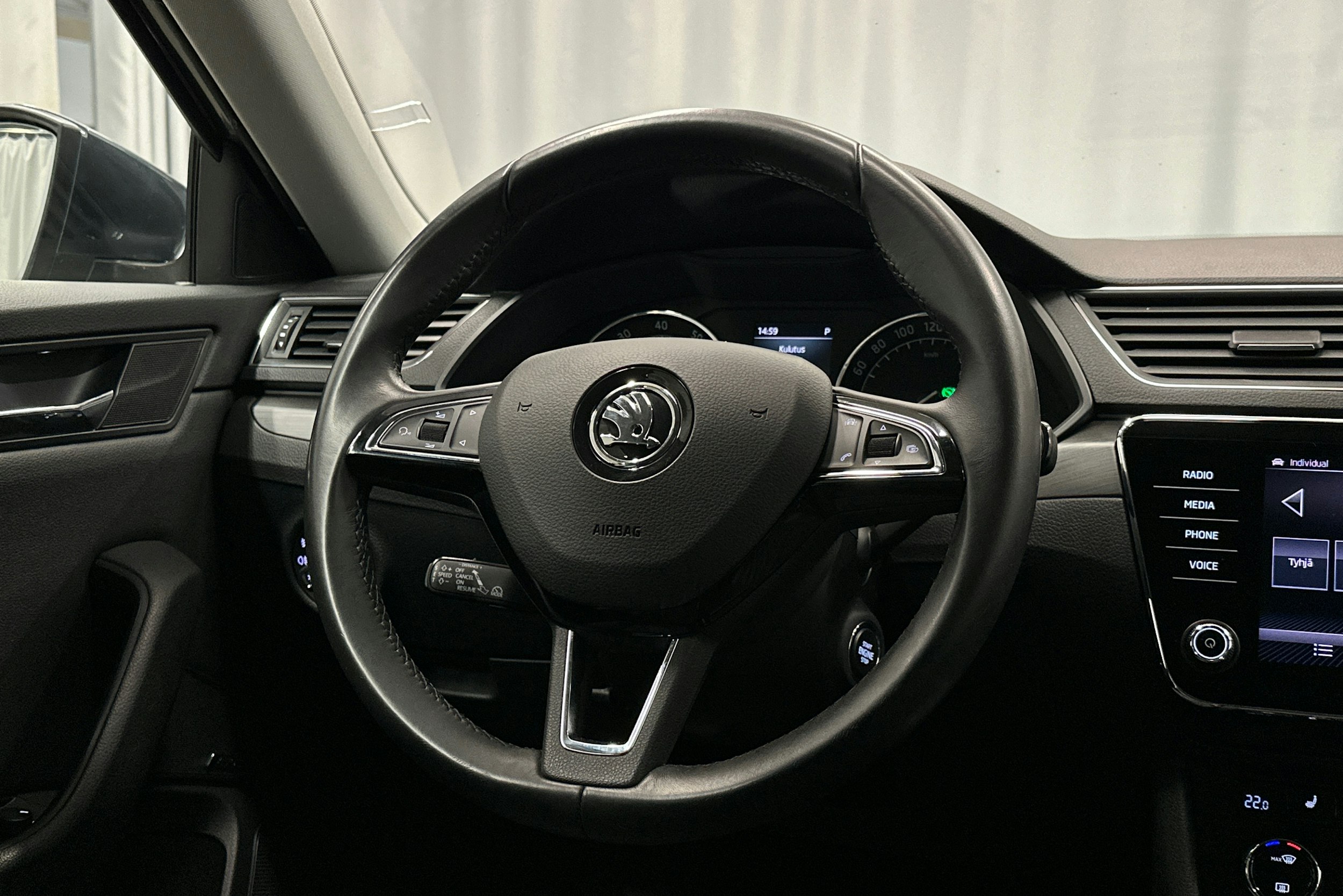 harmaa Skoda Superb 2018 kuva 19.
