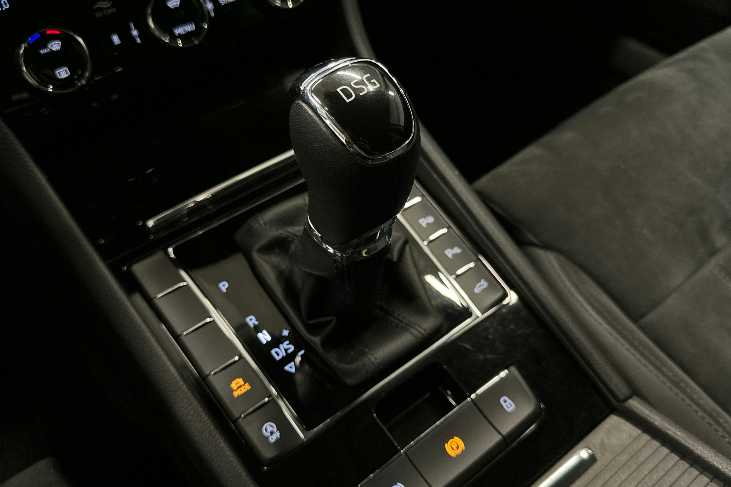 harmaa Skoda Superb 2018 kuva 33.
