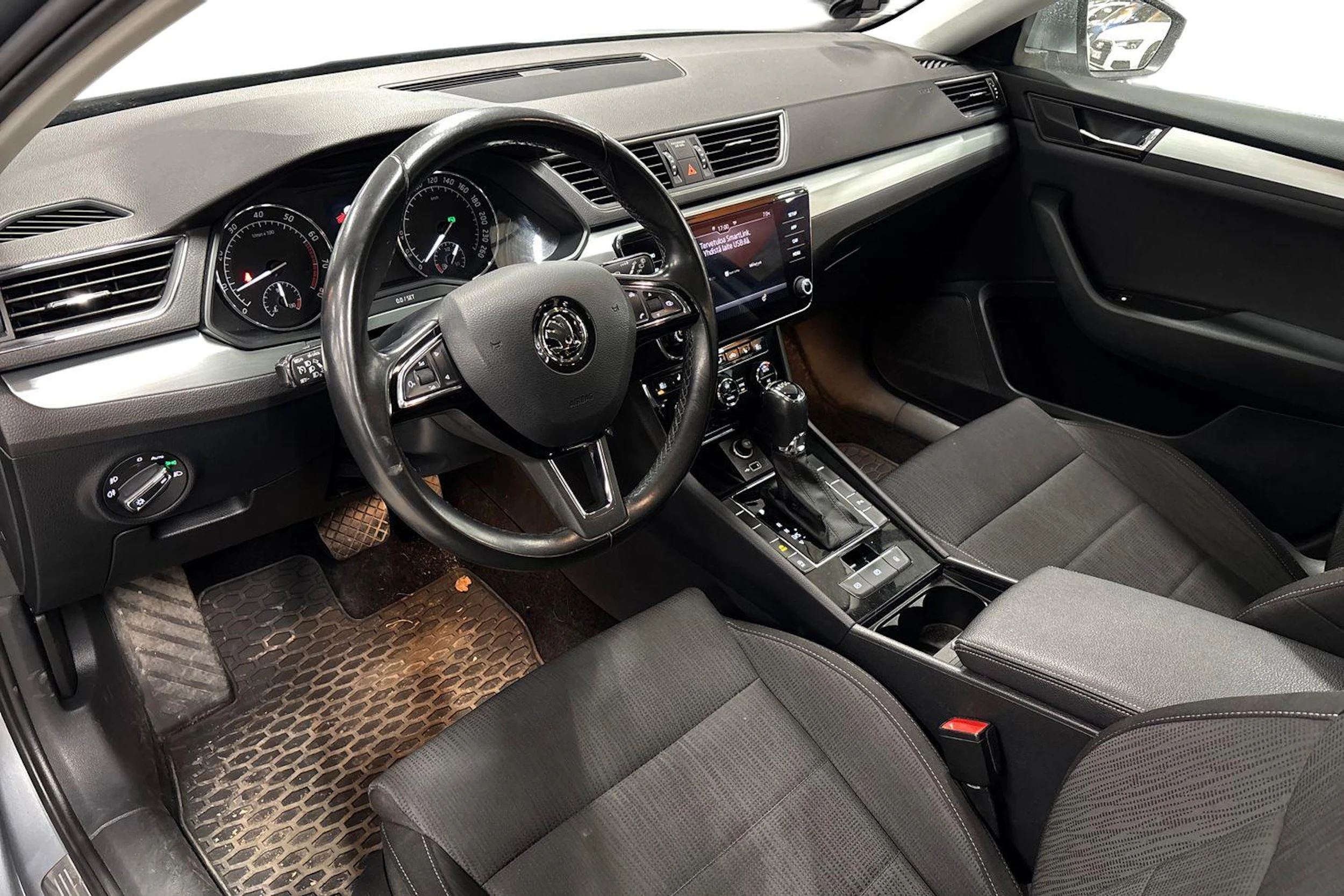 harmaa Skoda Superb 2018 kuva 3.