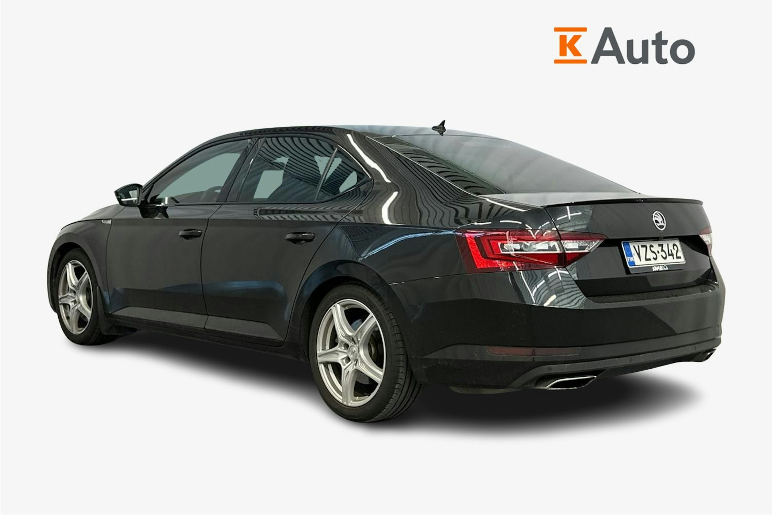 musta Skoda Superb 2018 kuva 2.