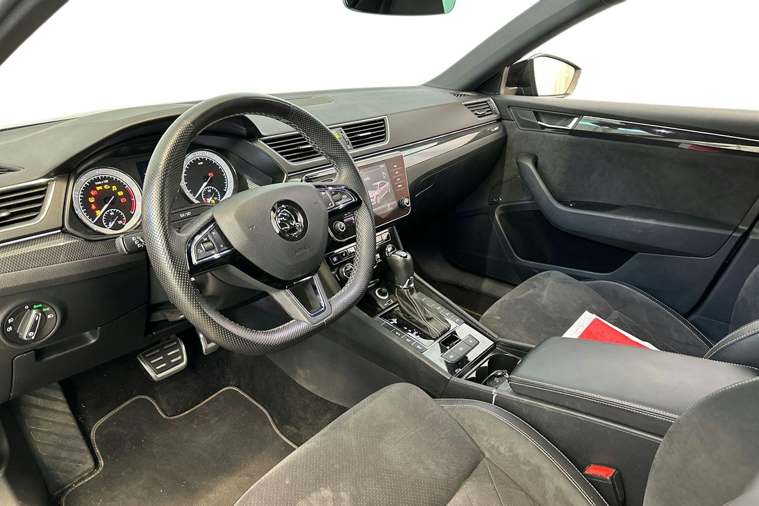 musta Skoda Superb 2018 kuva 3.