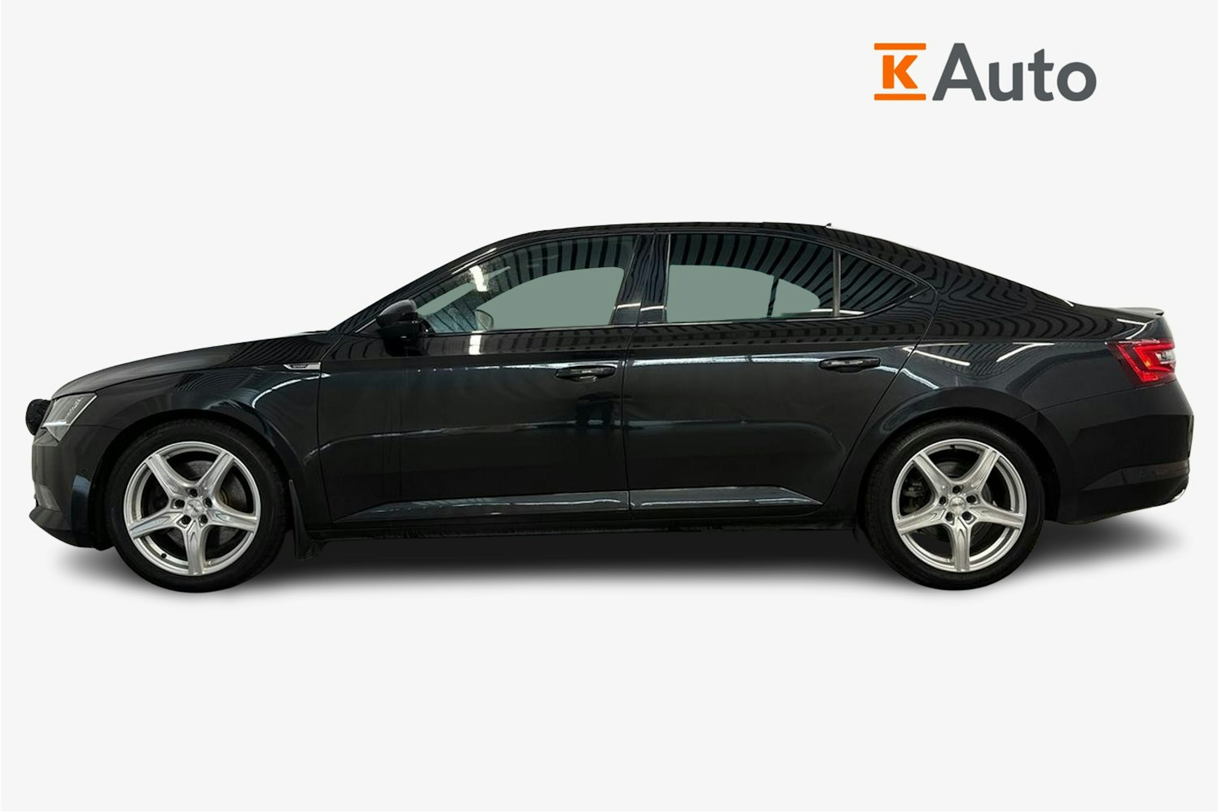 musta Skoda Superb 2018 kuva 6.