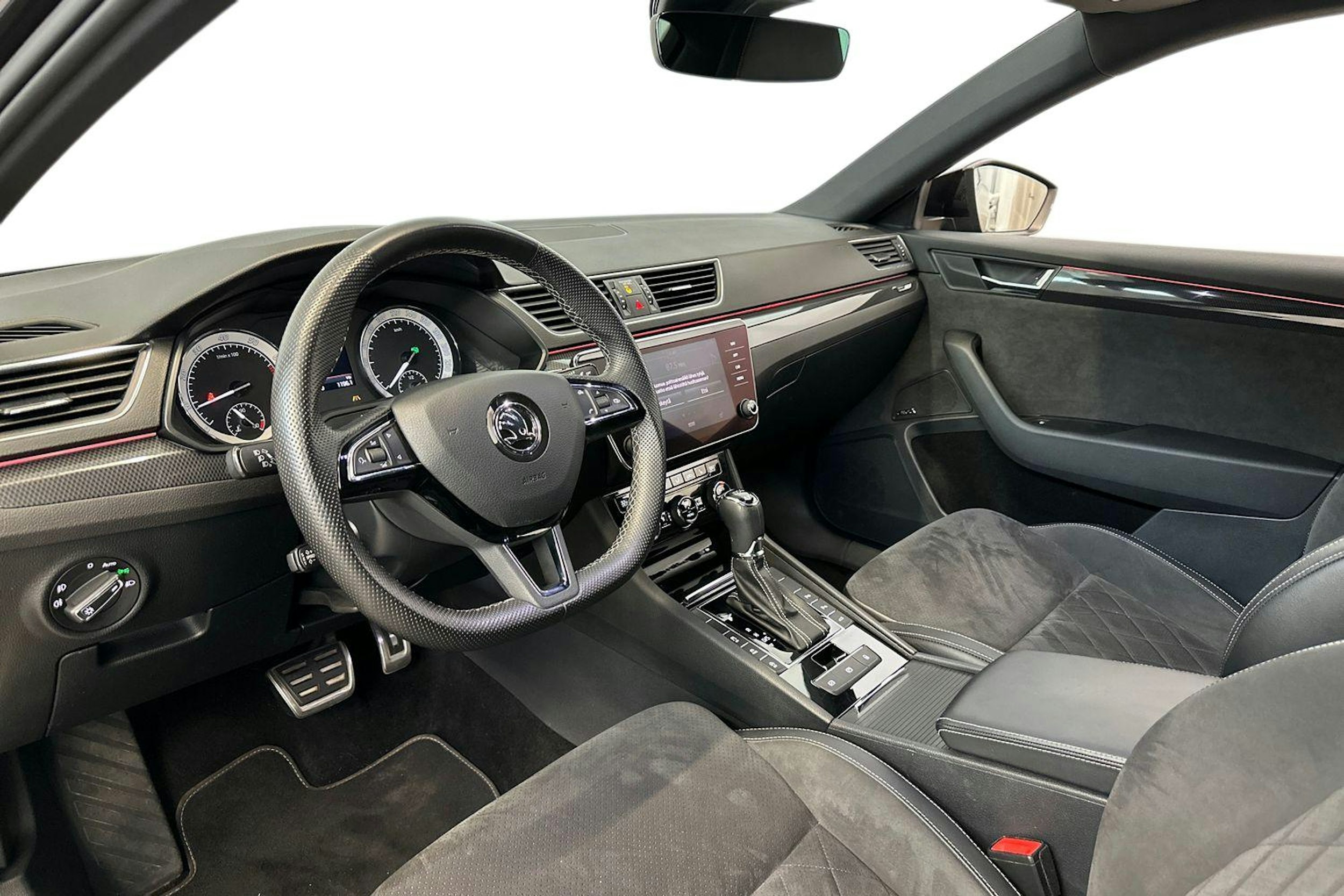 musta Skoda Superb 2018 kuva 7.