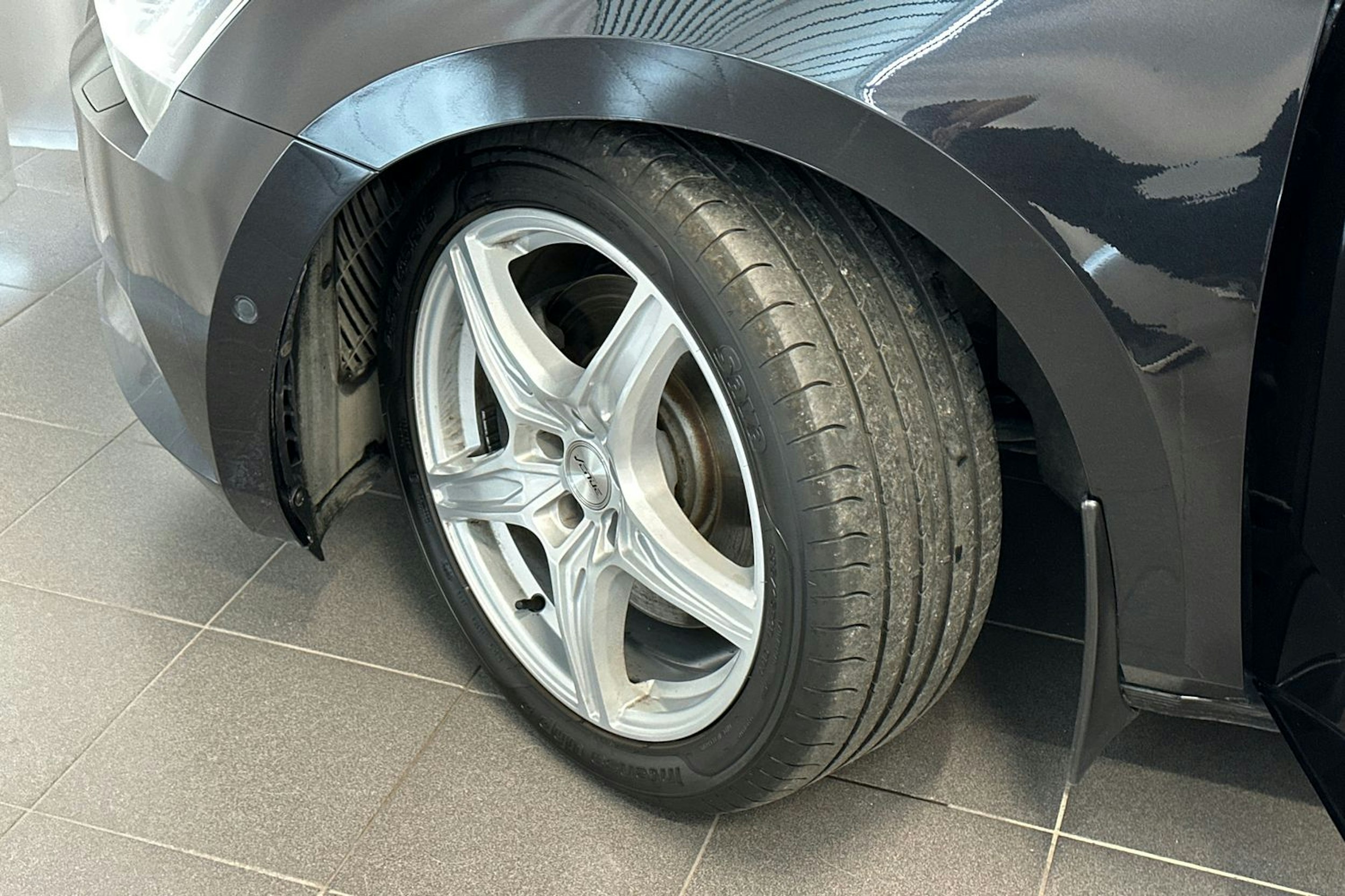 musta Skoda Superb 2018 kuva 13.