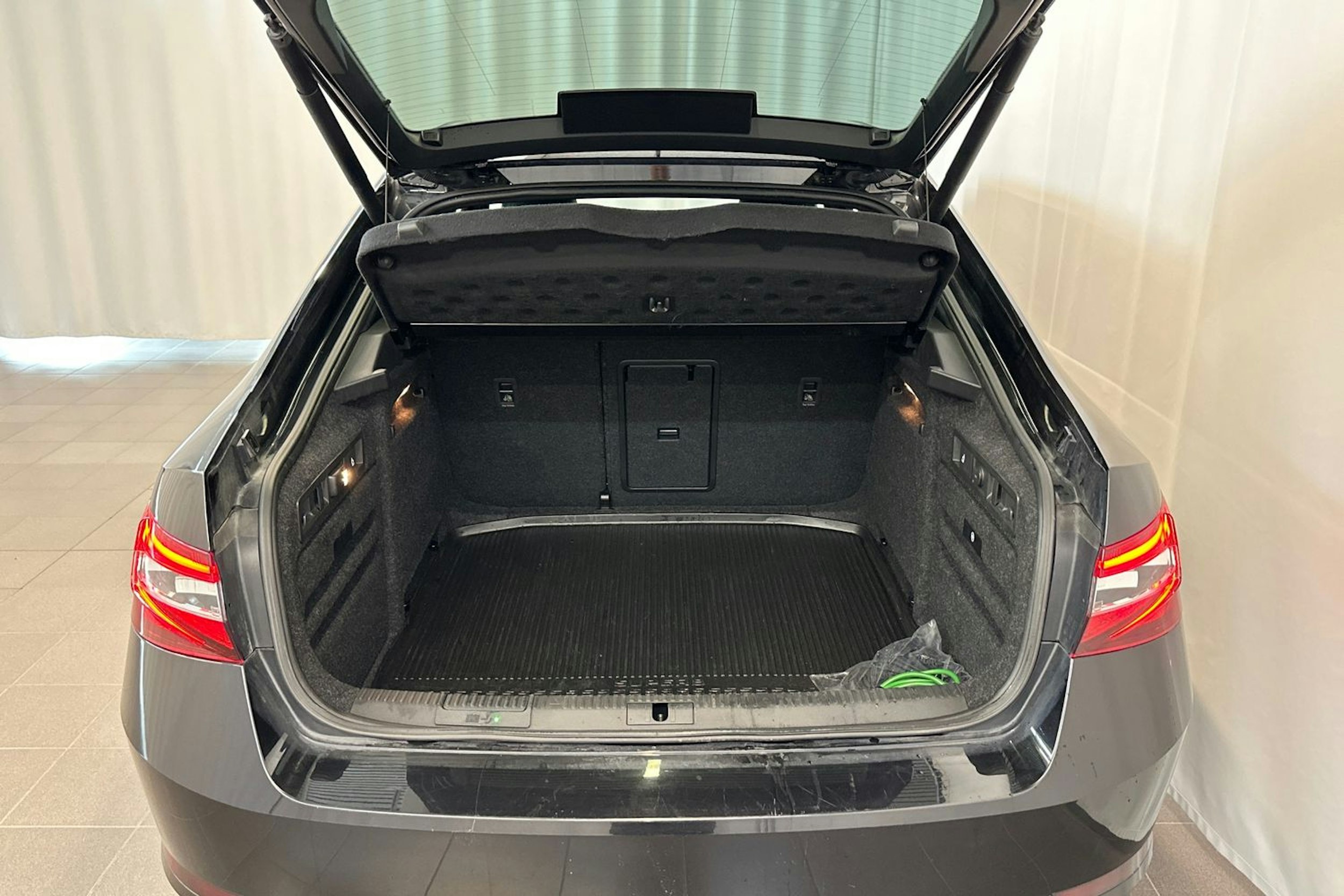 musta Skoda Superb 2018 kuva 15.