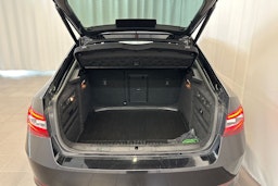 musta Skoda Superb 2018 kuva 15.