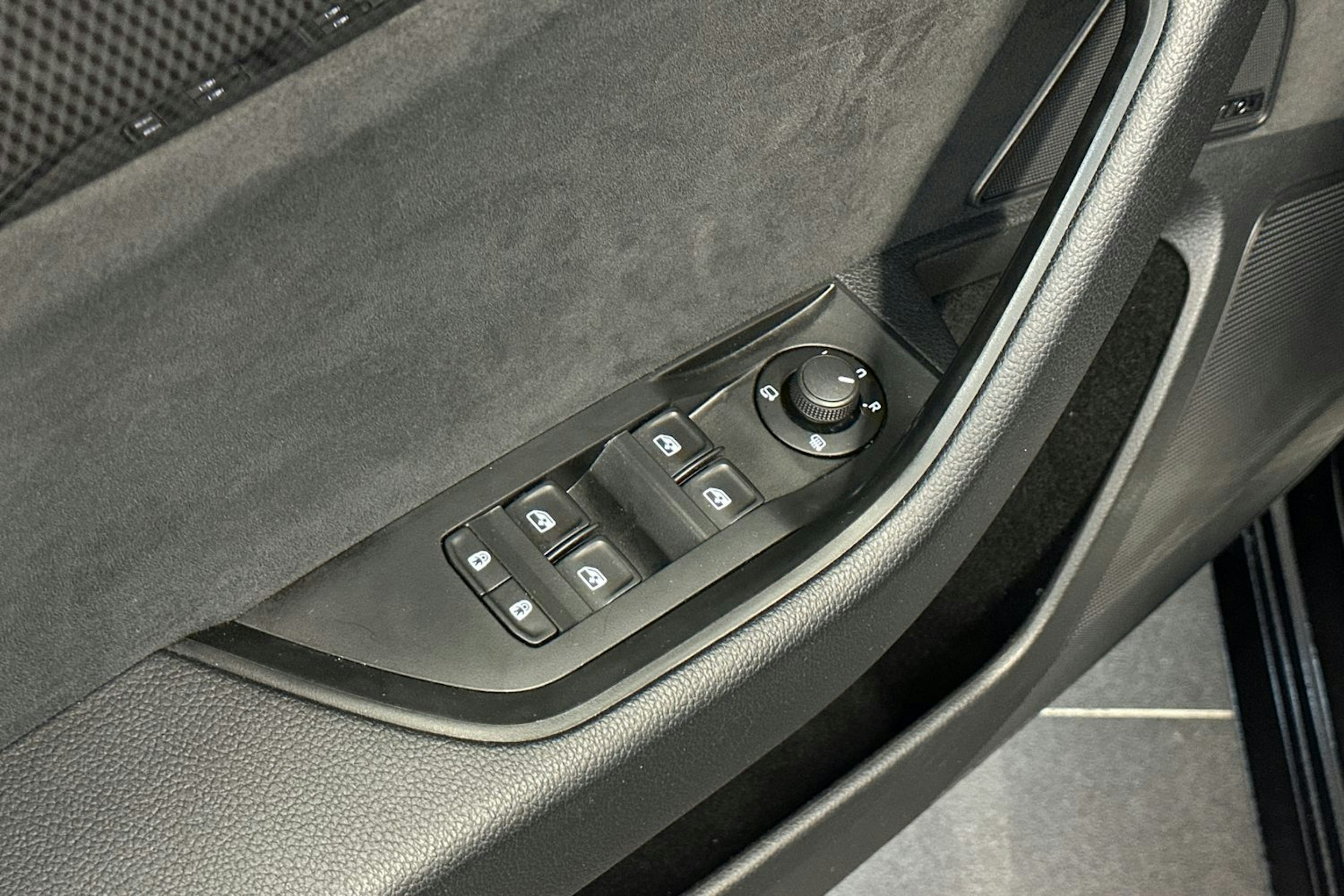 musta Skoda Superb 2018 kuva 19.