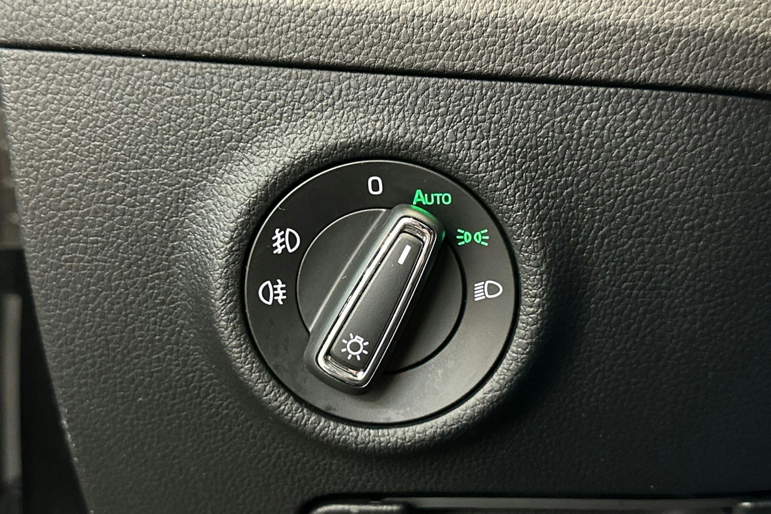 musta Skoda Superb 2018 kuva 21.