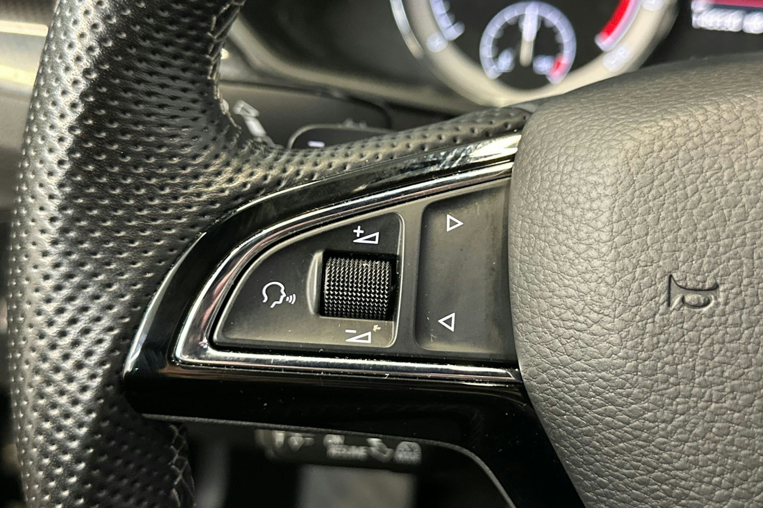 musta Skoda Superb 2018 kuva 22.