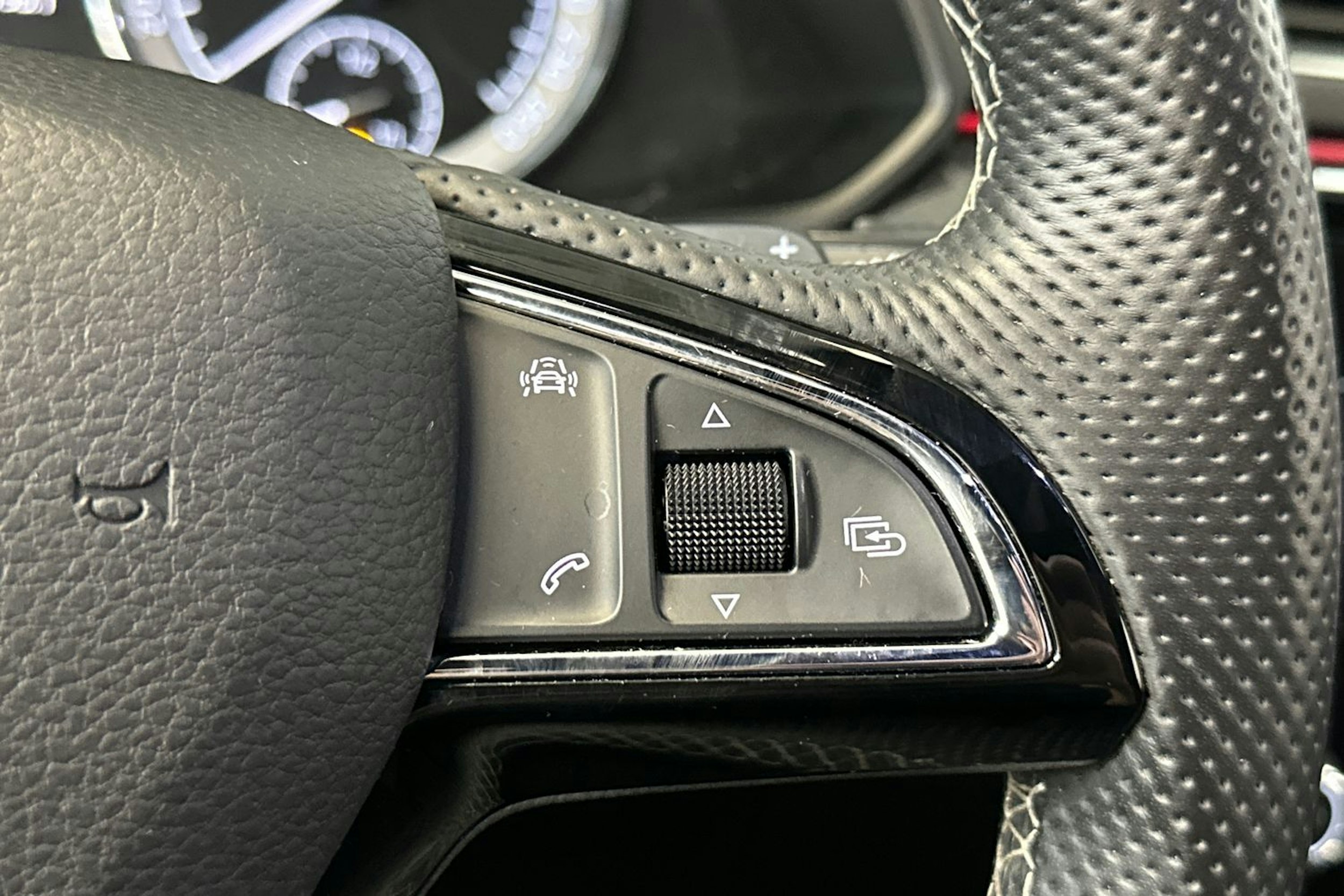 musta Skoda Superb 2018 kuva 23.
