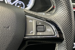 musta Skoda Superb 2018 kuva 23.