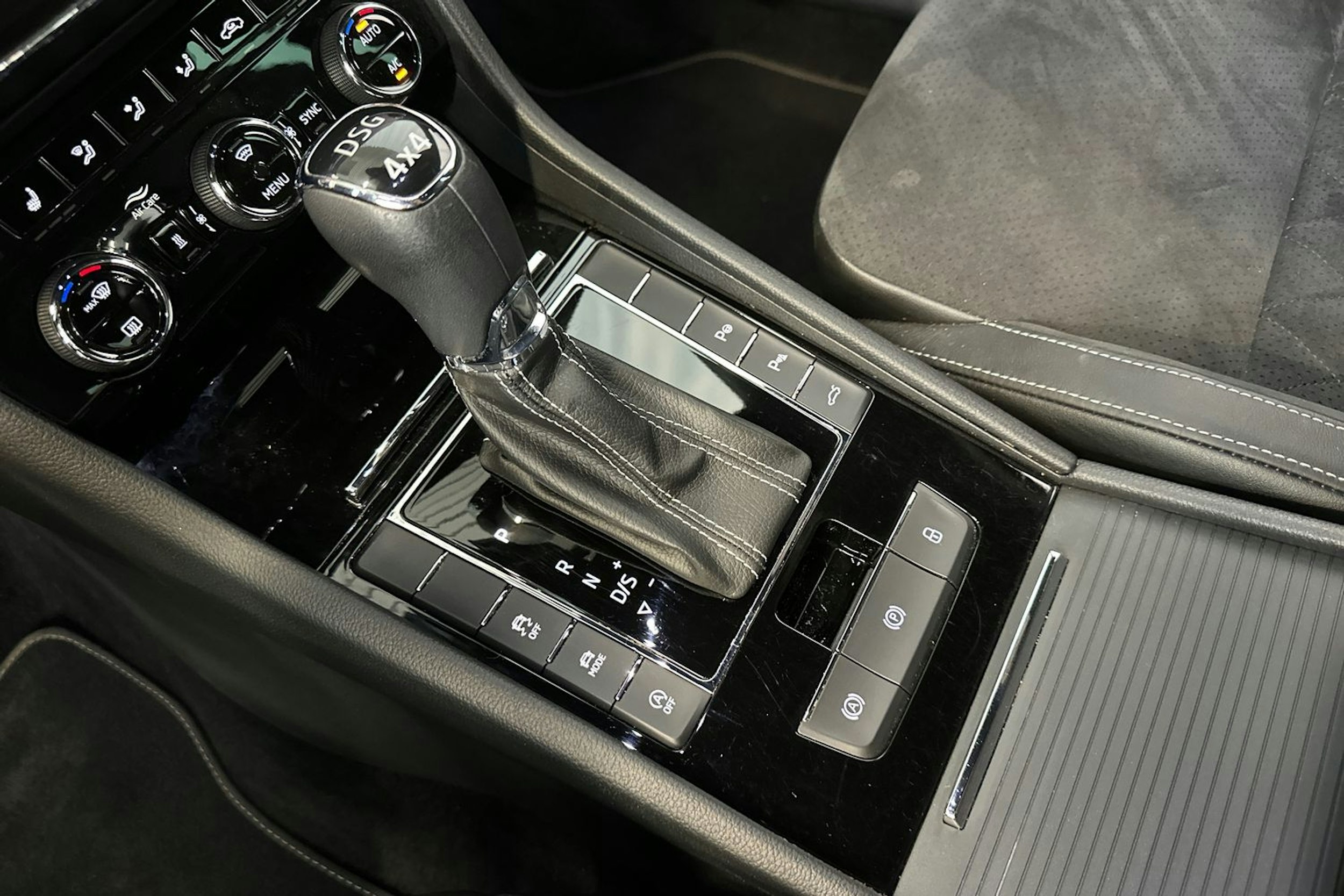 musta Skoda Superb 2018 kuva 26.