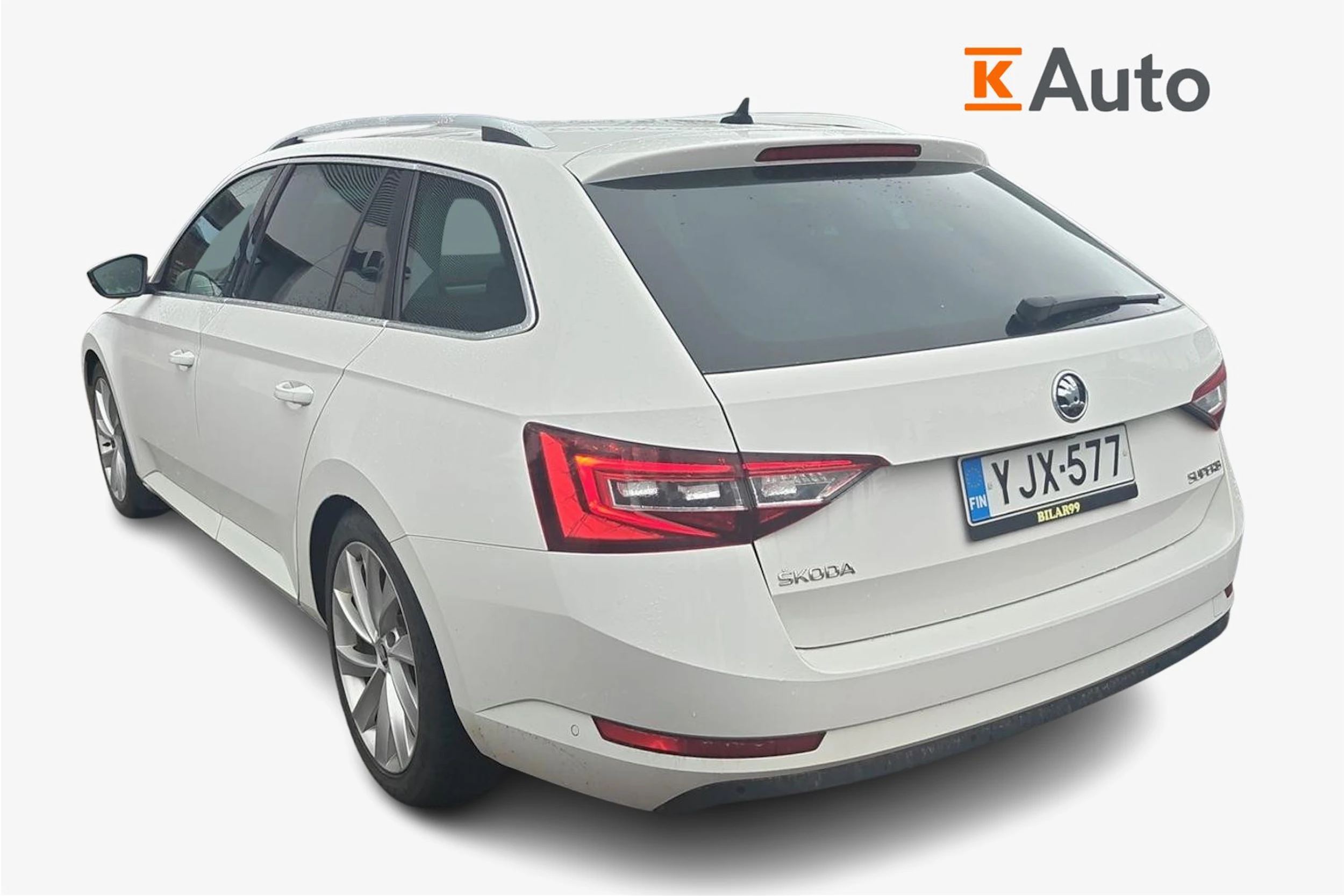 valkoinen Skoda Superb 2018 kuva 2.