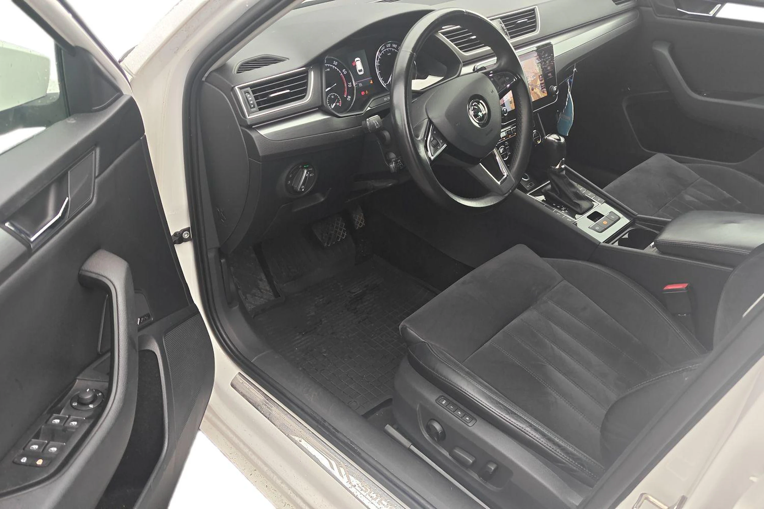 valkoinen Skoda Superb 2018 kuva 3.