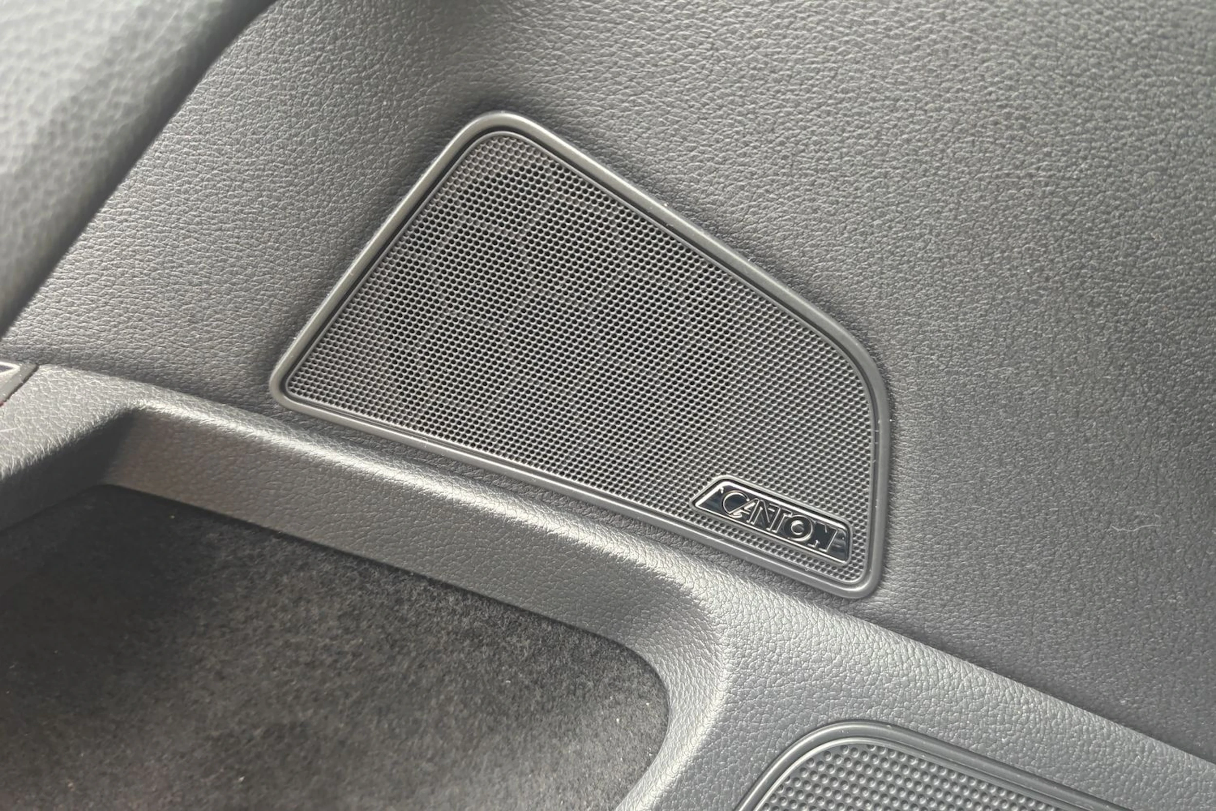 valkoinen Skoda Superb 2018 kuva 4.