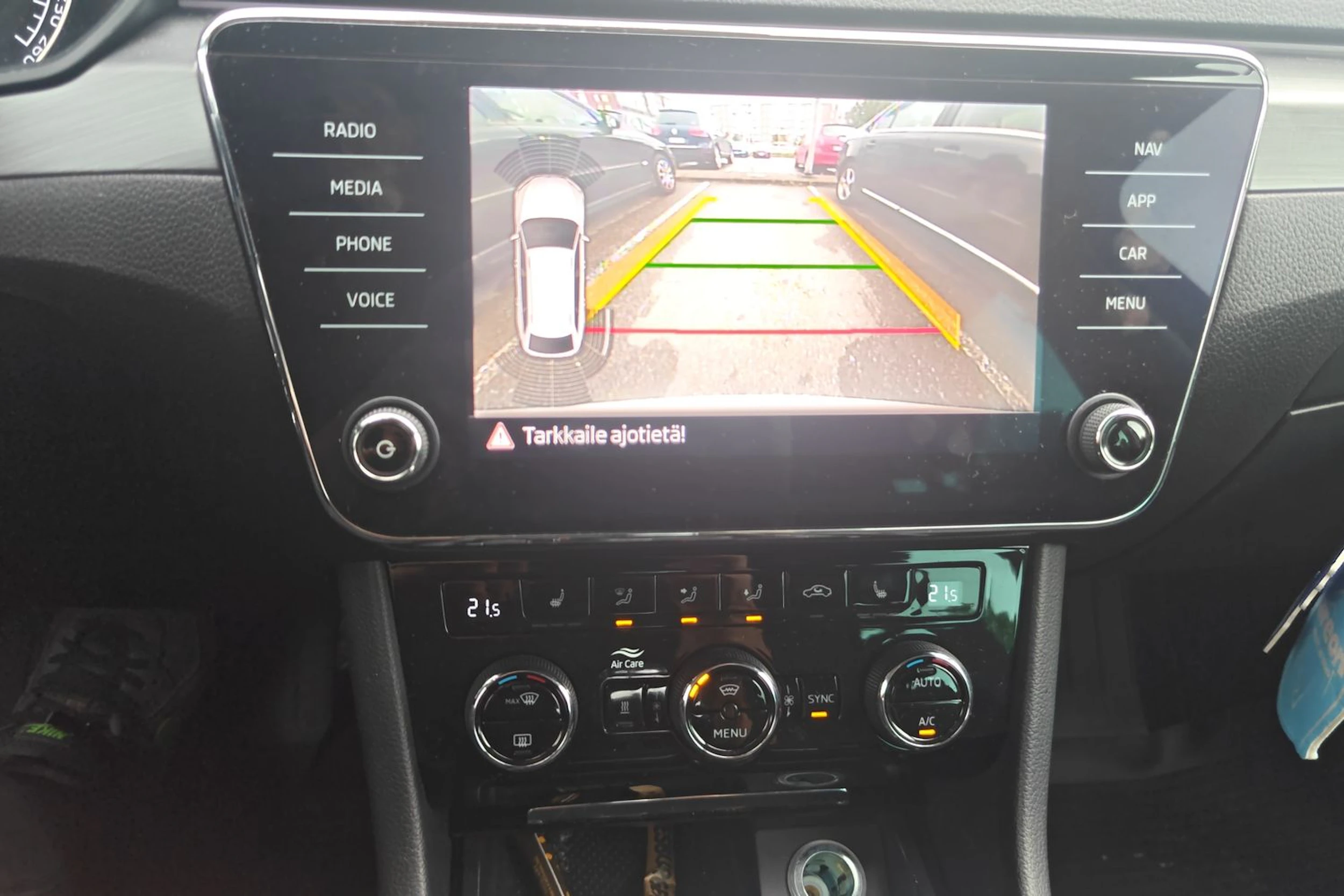 valkoinen Skoda Superb 2018 kuva 5.