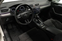 valkoinen Skoda Superb 2018 kuva 6.
