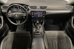 valkoinen Skoda Superb 2018 kuva 7.