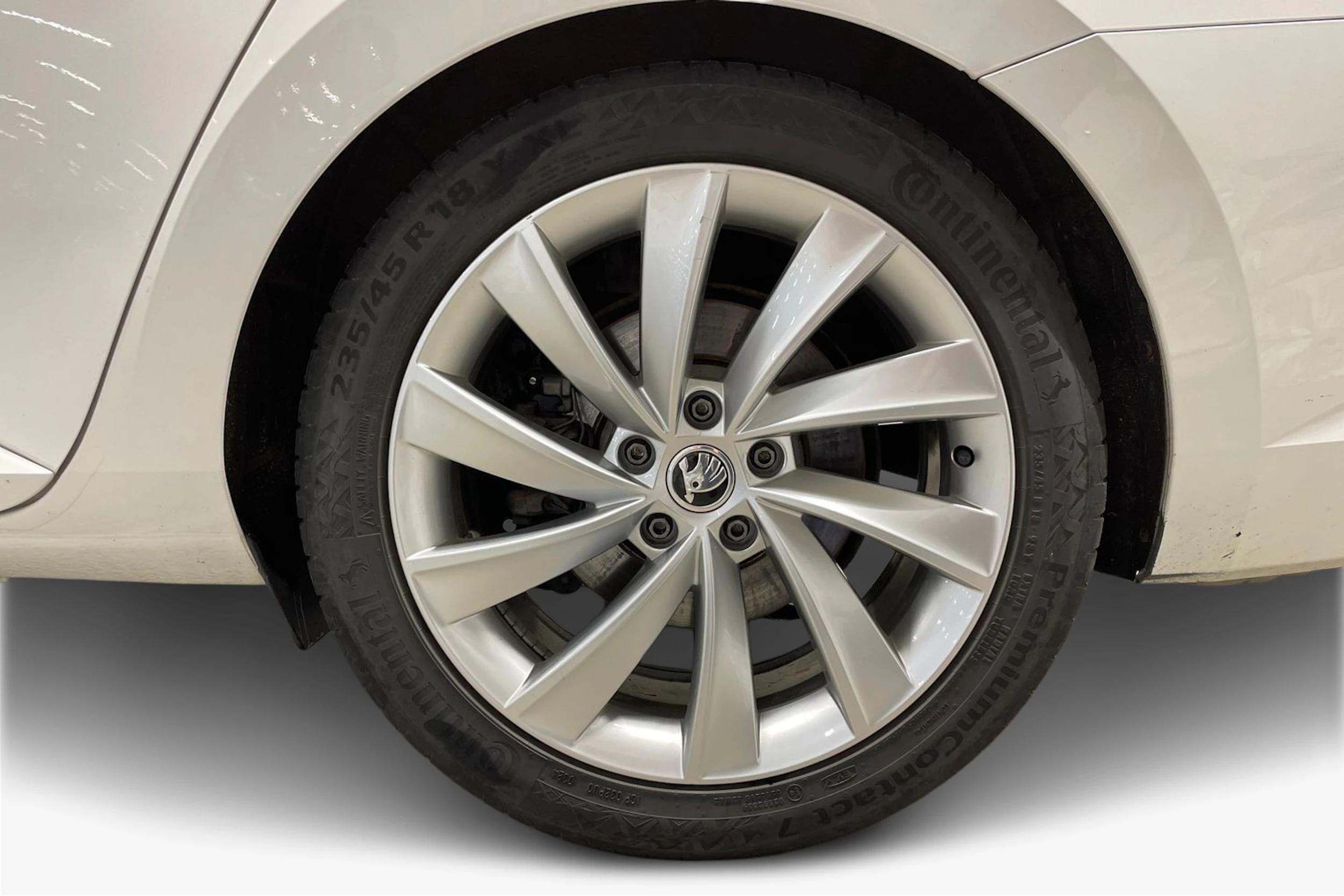 valkoinen Skoda Superb 2018 kuva 9.