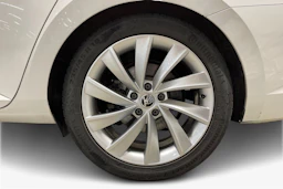 valkoinen Skoda Superb 2018 kuva 9.