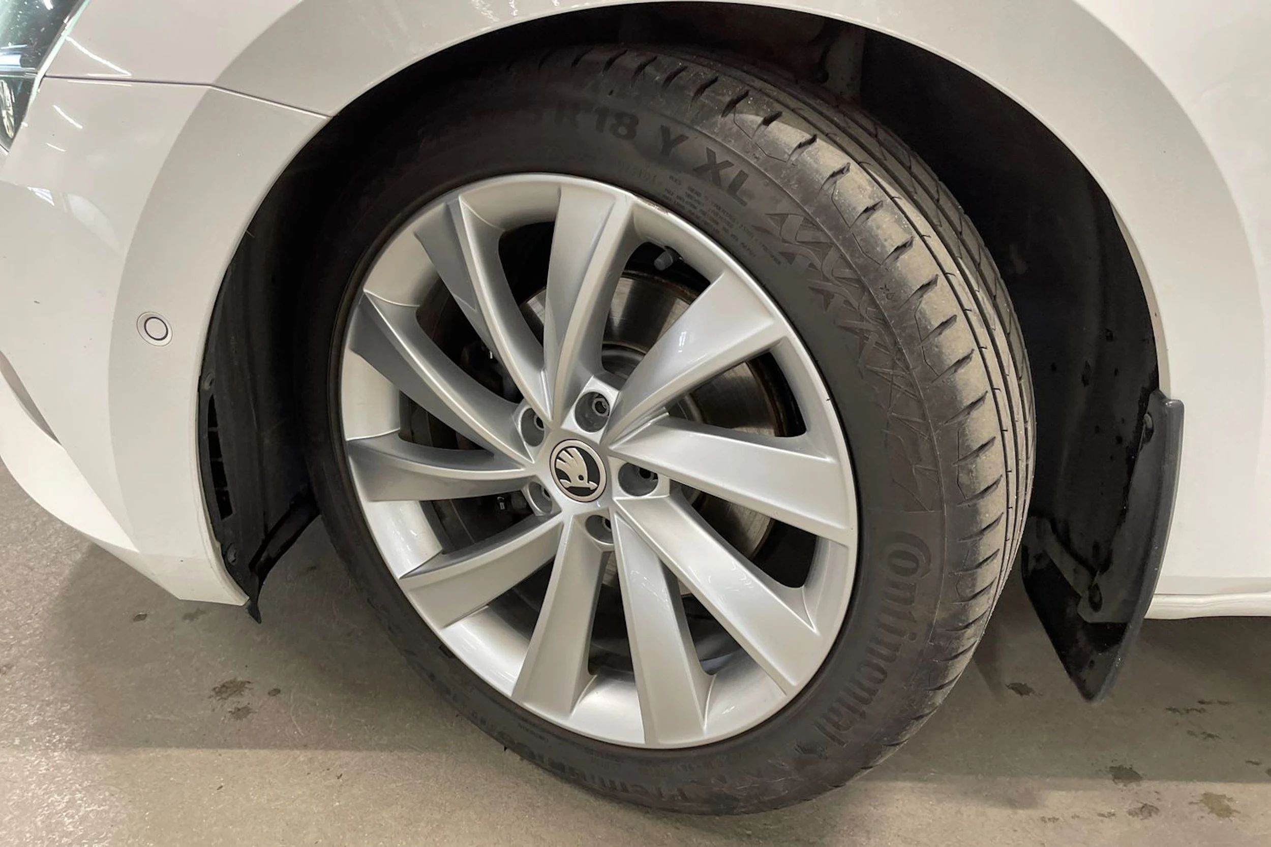 valkoinen Skoda Superb 2018 kuva 10.
