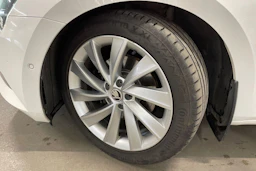valkoinen Skoda Superb 2018 kuva 10.