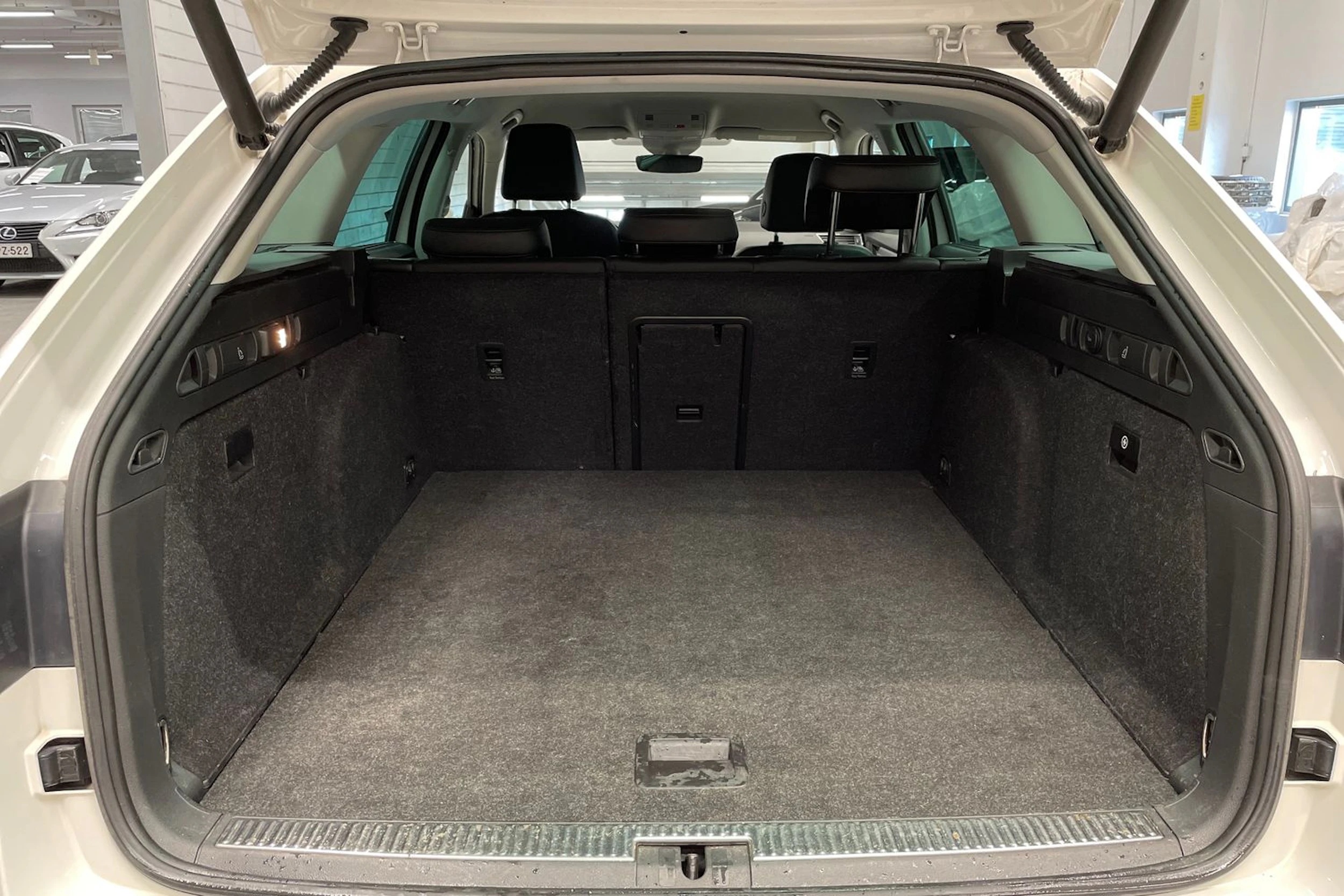 valkoinen Skoda Superb 2018 kuva 12.