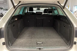valkoinen Skoda Superb 2018 kuva 12.
