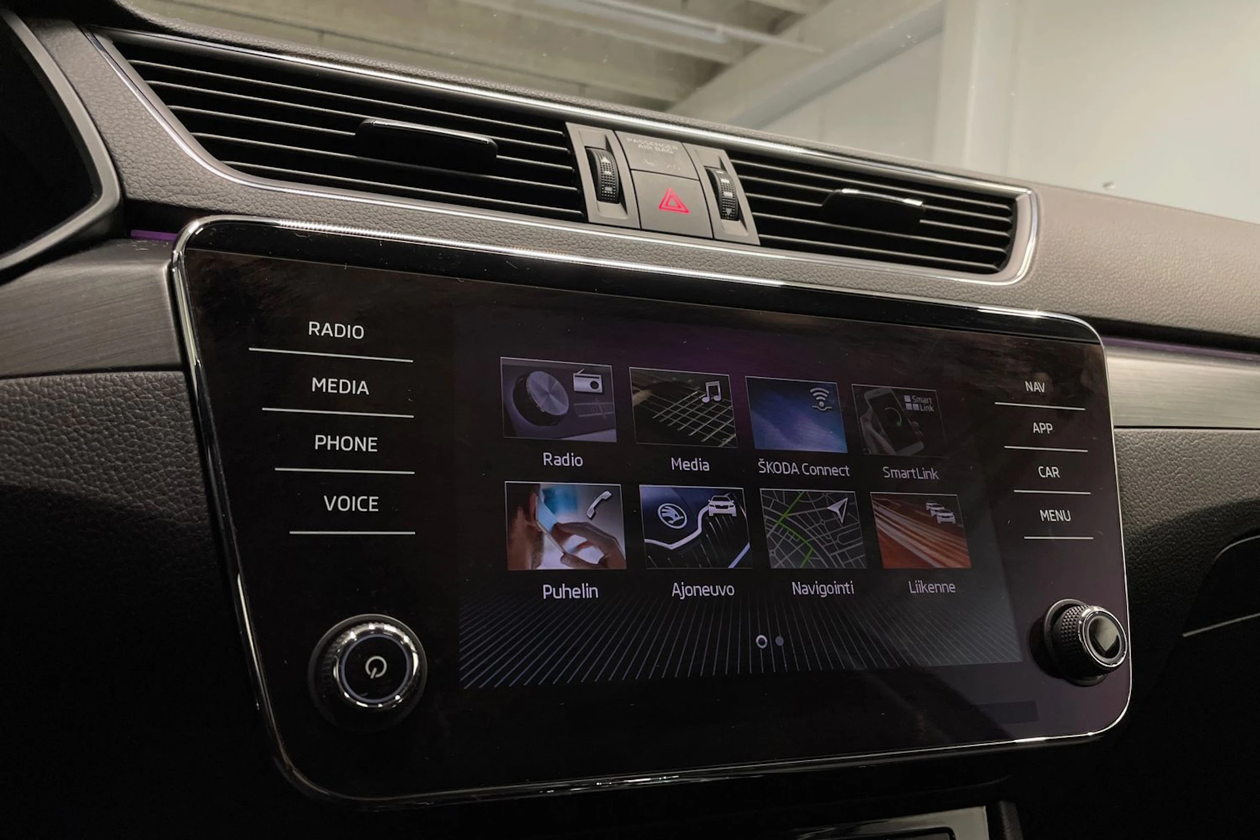 valkoinen Skoda Superb 2018 kuva 14.