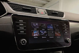 valkoinen Skoda Superb 2018 kuva 14.