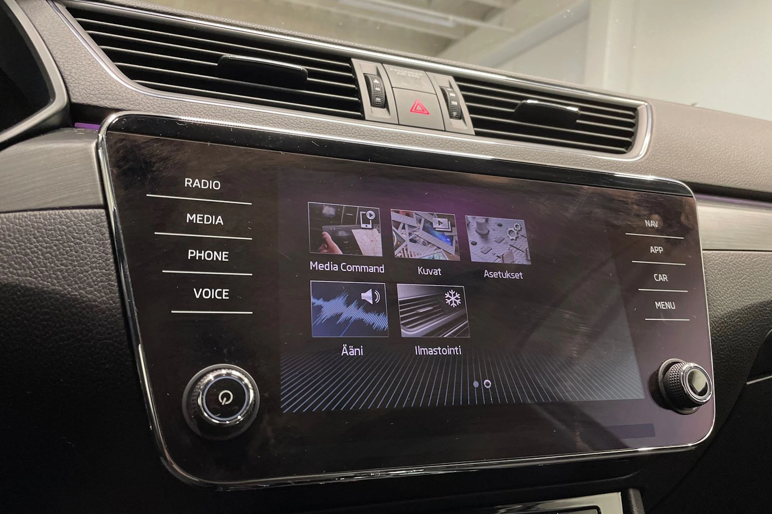 valkoinen Skoda Superb 2018 kuva 15.