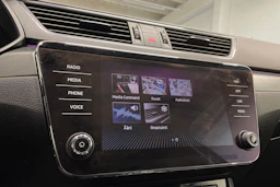 valkoinen Skoda Superb 2018 kuva 15.