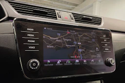 valkoinen Skoda Superb 2018 kuva 16.