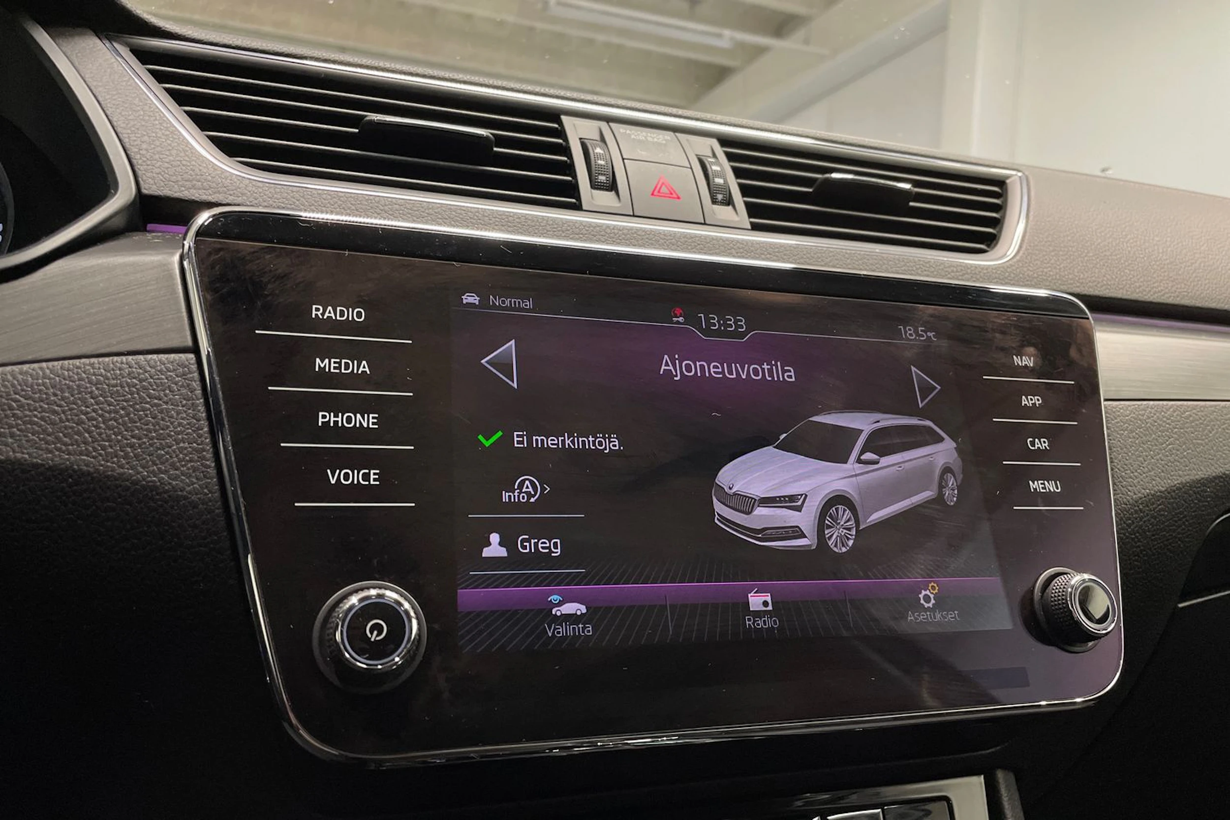 valkoinen Skoda Superb 2018 kuva 17.