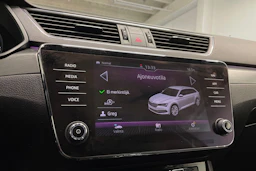valkoinen Skoda Superb 2018 kuva 17.