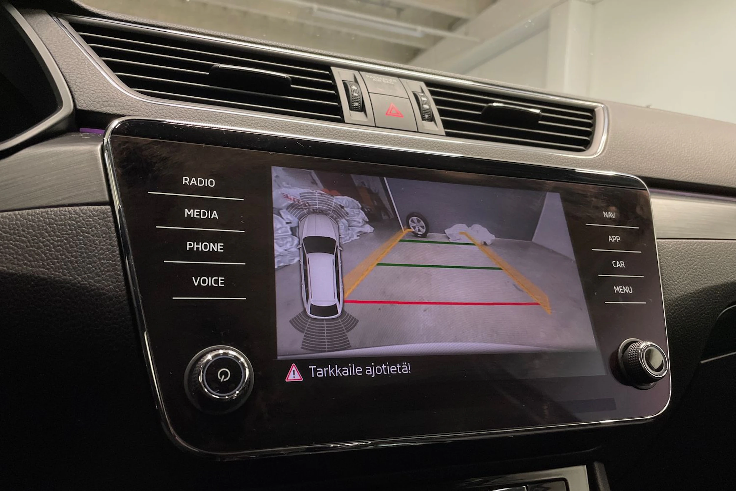 valkoinen Skoda Superb 2018 kuva 18.