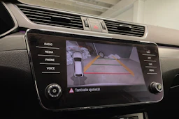 valkoinen Skoda Superb 2018 kuva 18.