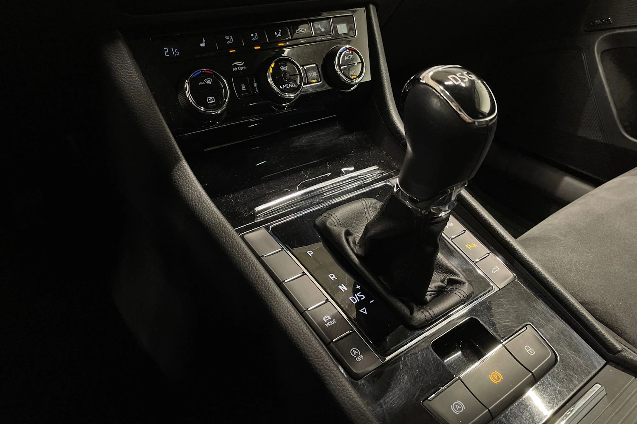valkoinen Skoda Superb 2018 kuva 19.