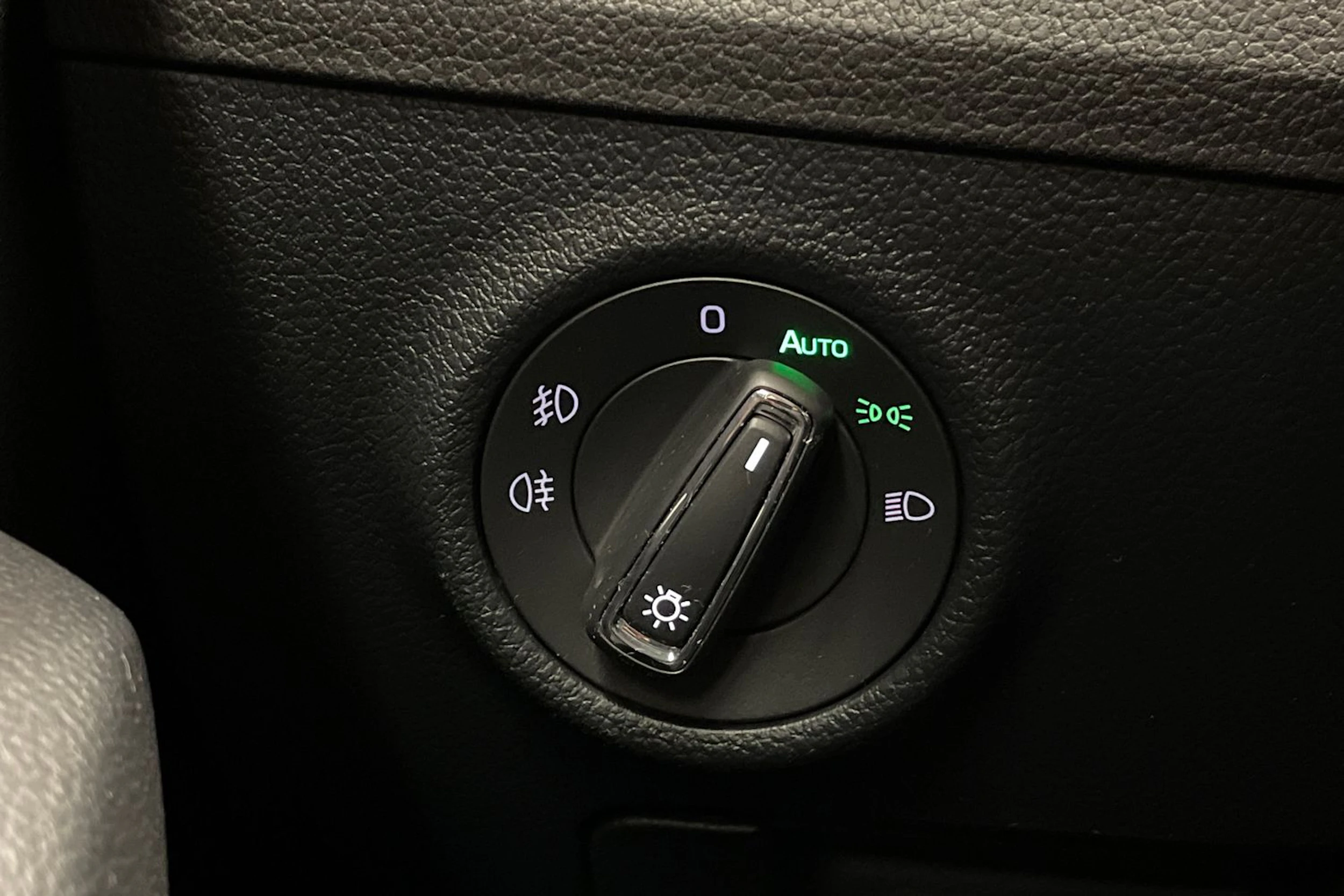valkoinen Skoda Superb 2018 kuva 20.