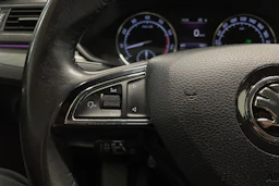 valkoinen Skoda Superb 2018 kuva 21.