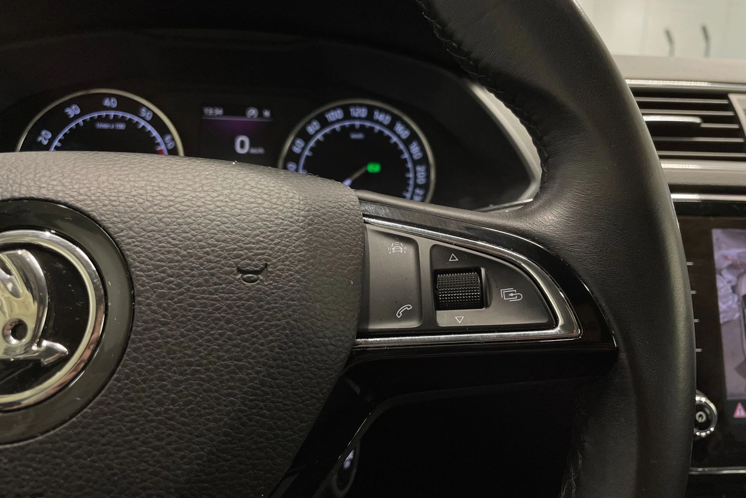 valkoinen Skoda Superb 2018 kuva 22.