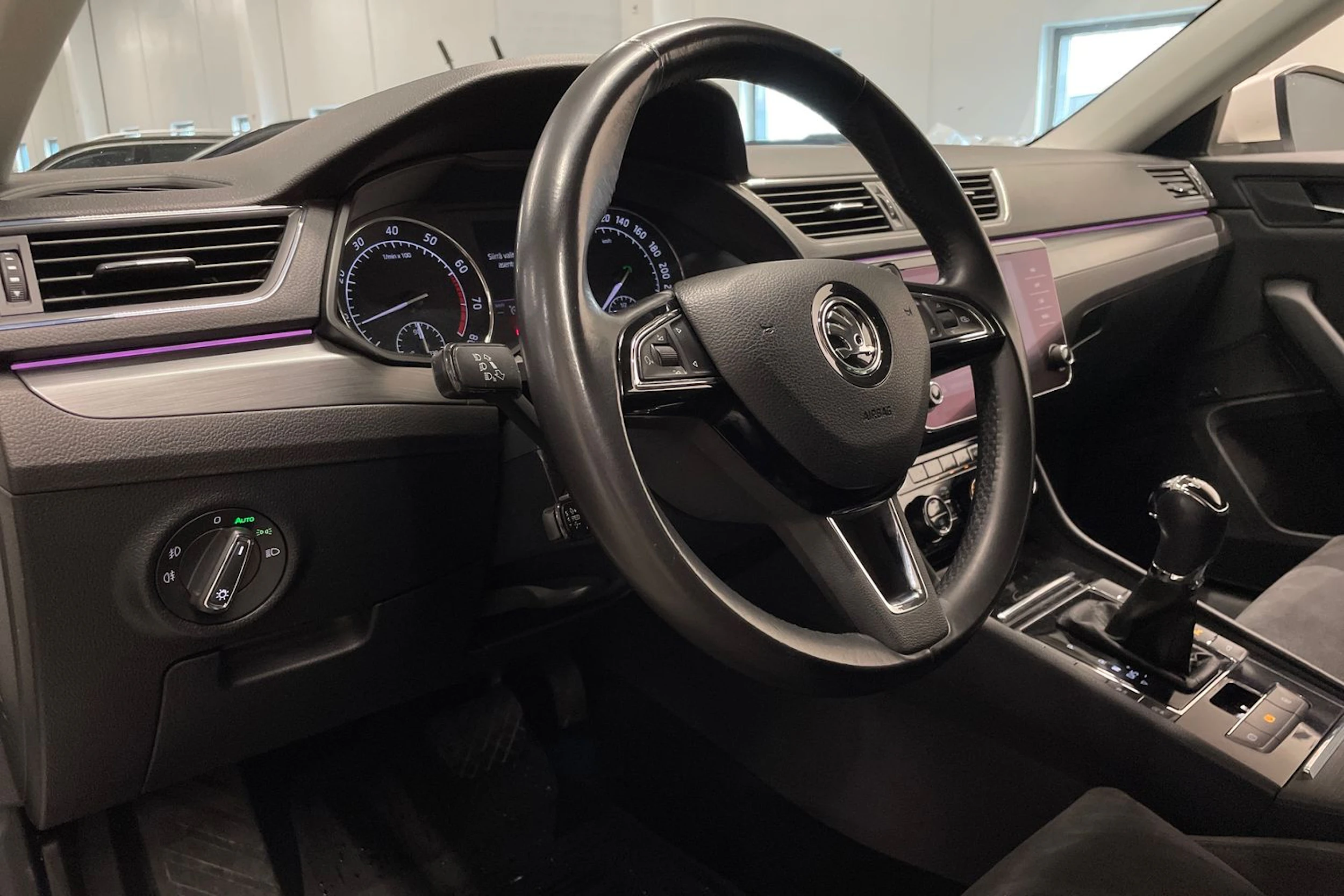 valkoinen Skoda Superb 2018 kuva 24.