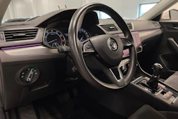 valkoinen Skoda Superb 2018 kuva 24.