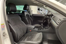 valkoinen Skoda Superb 2018 kuva 25.