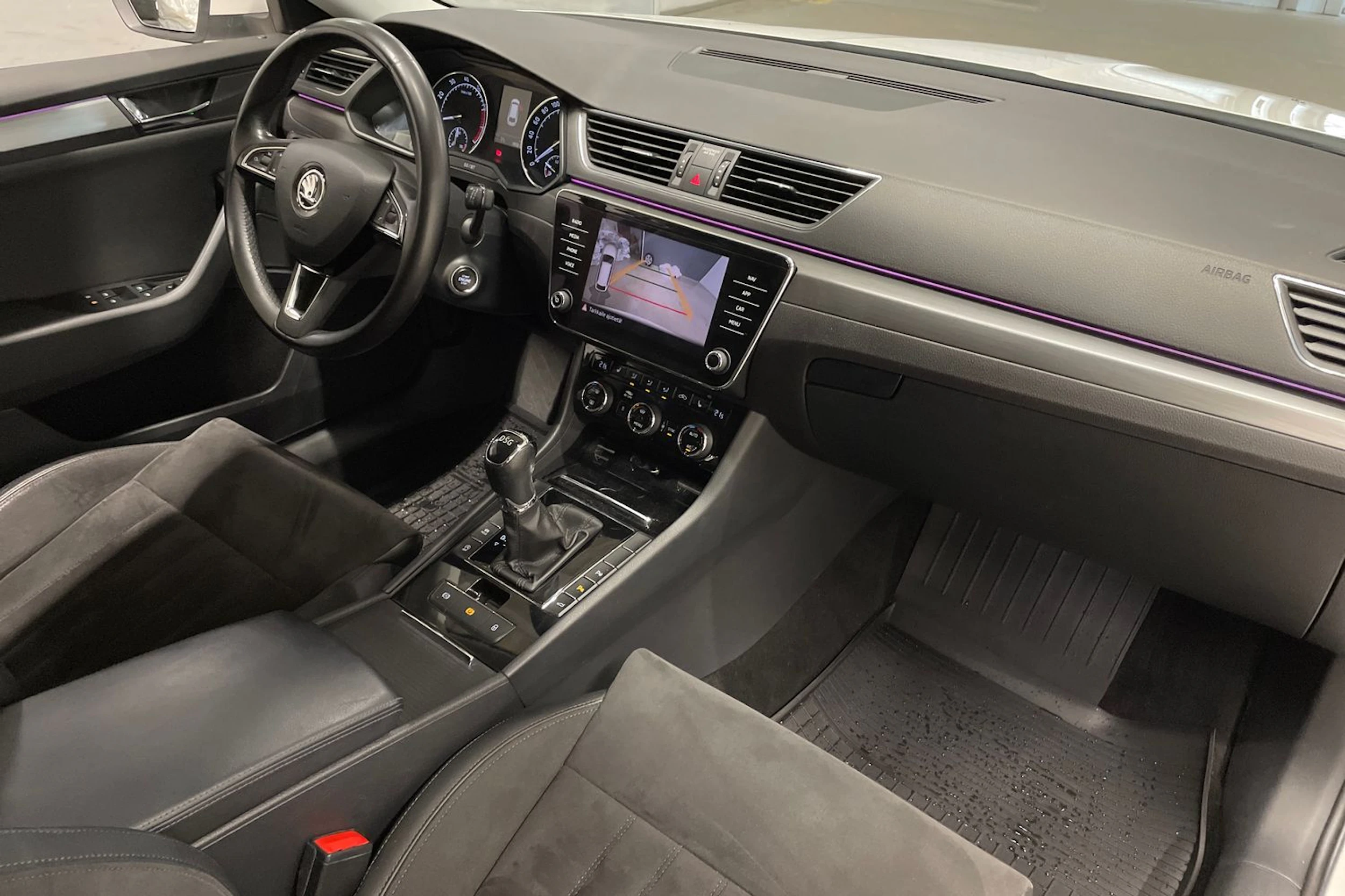 valkoinen Skoda Superb 2018 kuva 26.