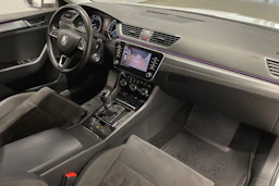 valkoinen Skoda Superb 2018 kuva 26.