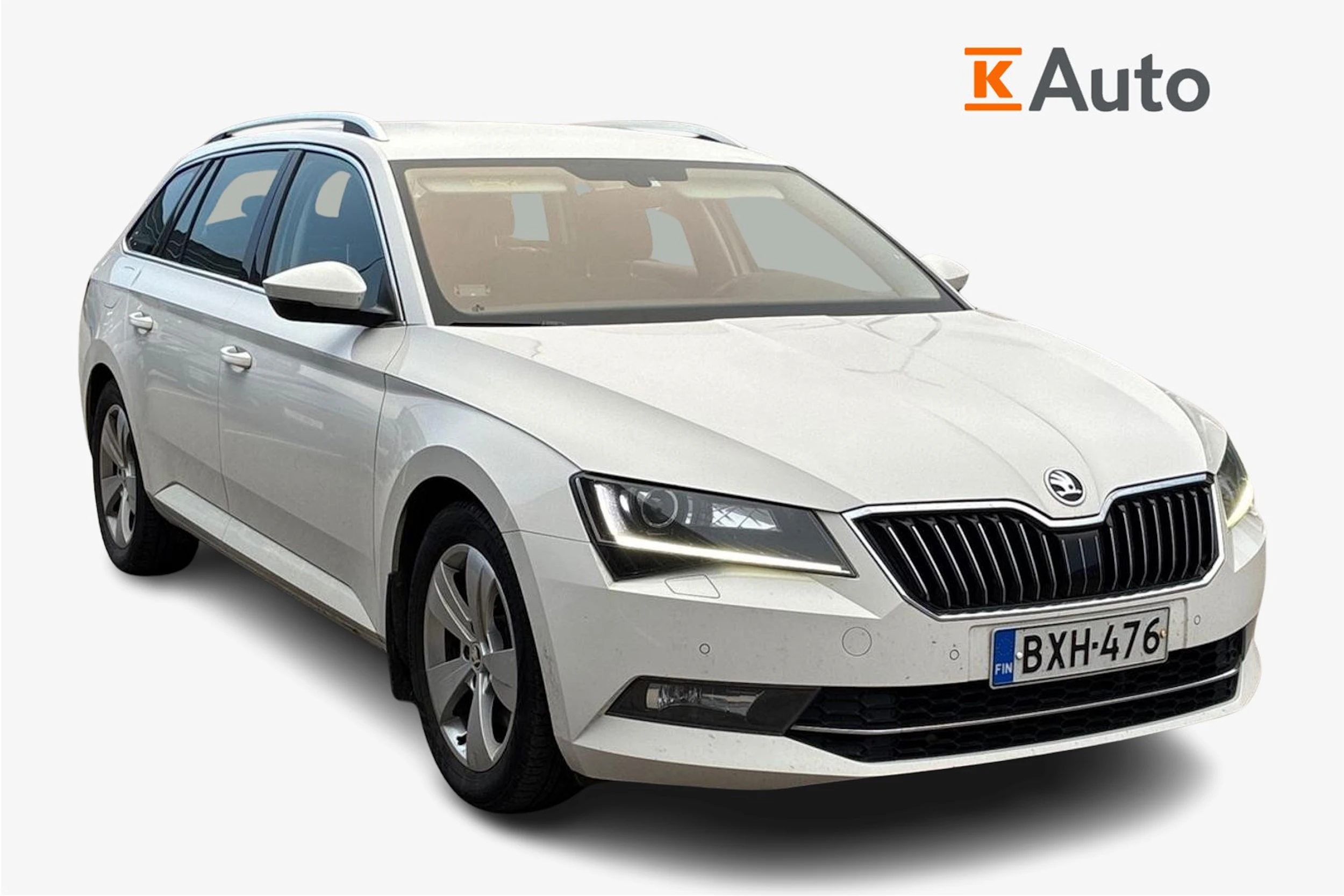 valkoinen Skoda Superb 2019 kuva 1.